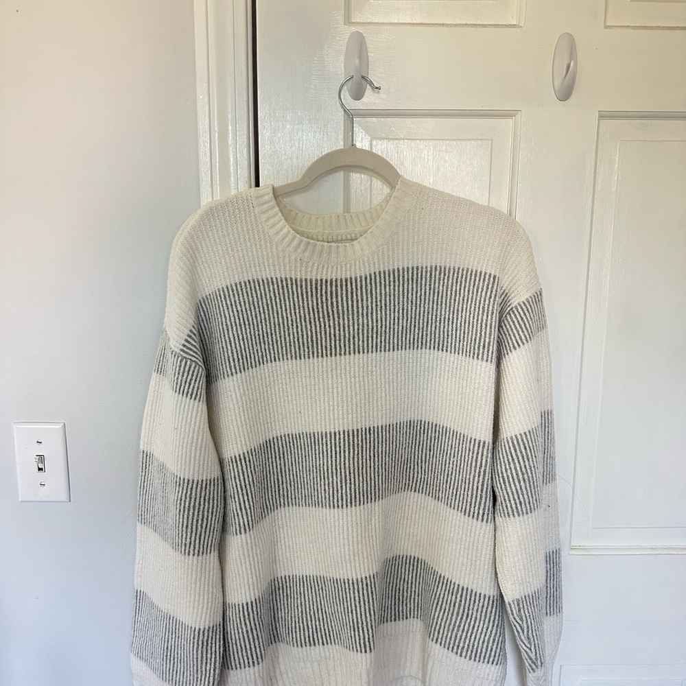 Hollister Classic Gray and White Knit Crewneck Sweater